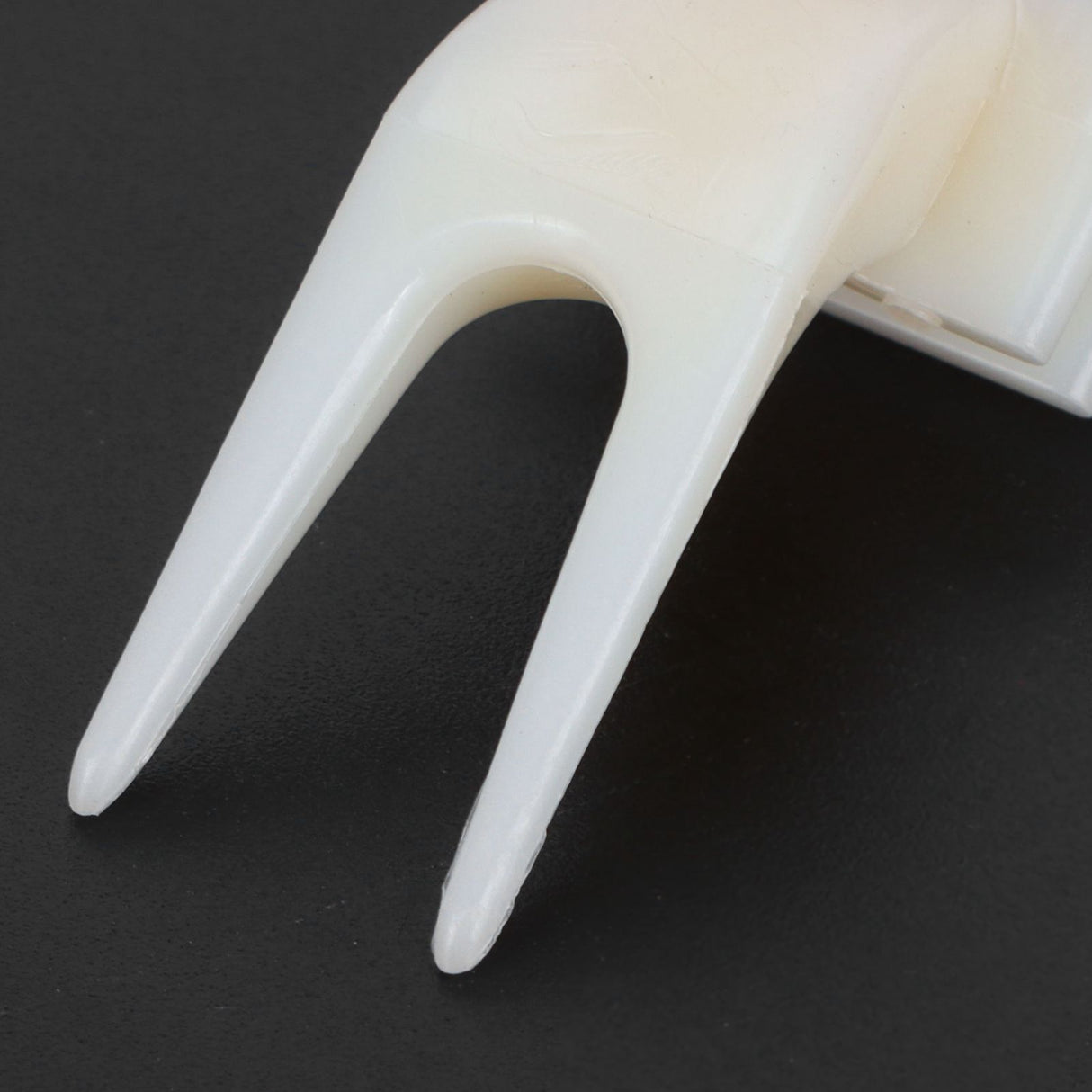 20Pcs Plastic Bird Fruit Fork Lightweight Pet Parrots Toy Bird Supplies Convenient Feeder