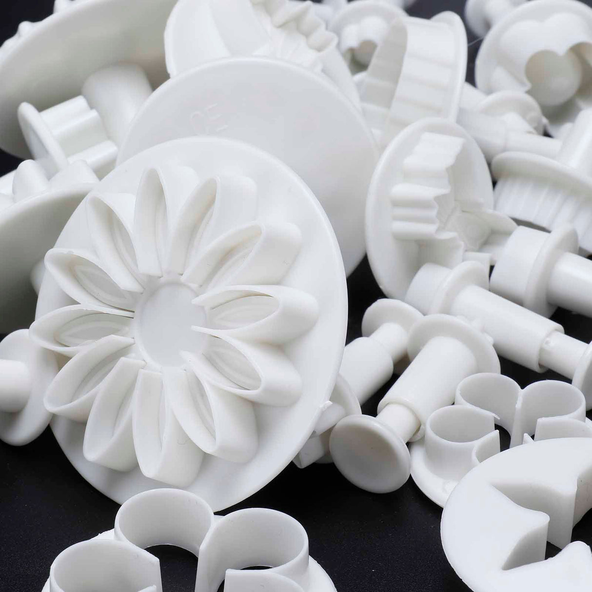 33Pcs/Set Fondant Cake Baking Tool DIY Biscuits Cookies Mold Cooking Tool Kitchen Utensils