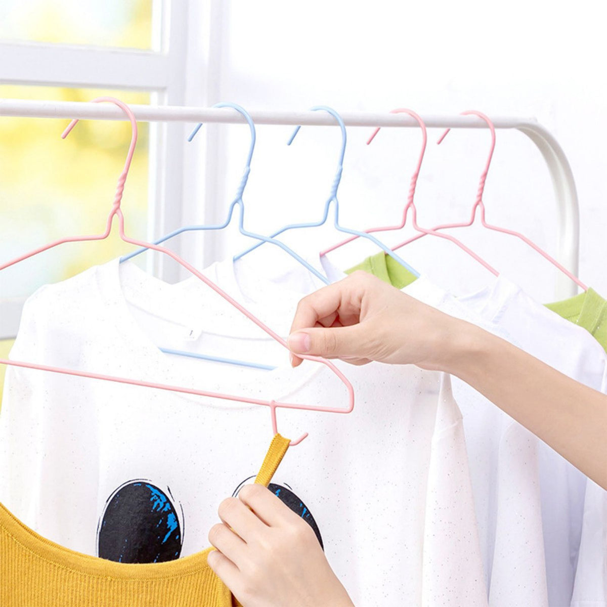 30 Pcs Clothes Hangers Hook Design Anti Skid Environmentally Friendly Metal Hangers for Home Use Pink Blue Random
