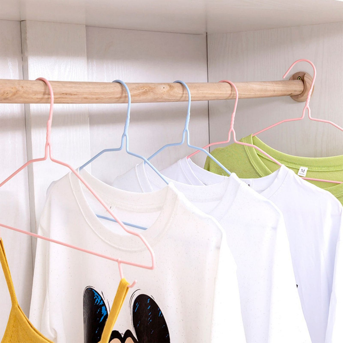 30 Pcs Clothes Hangers Hook Design Anti Skid Environmentally Friendly Metal Hangers for Home Use Pink Blue Random