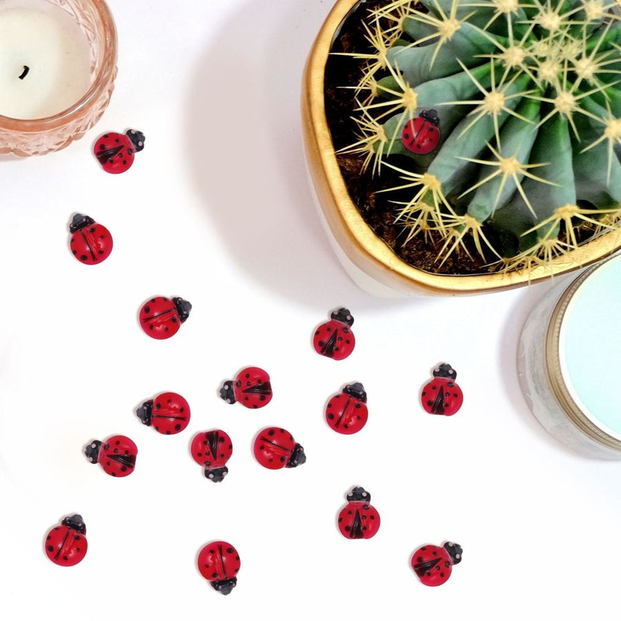 100pcs Mini Ladybug Figurines Plastic Garden Decor Cute Design for Indoor and Outdoor Display