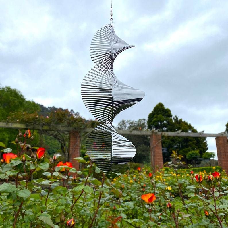 Metal Garden Spinners Outdoor Garden Art for Backyard Outdoor Hanging Decor and Spinners for Yard and Garden Ornaments Shape