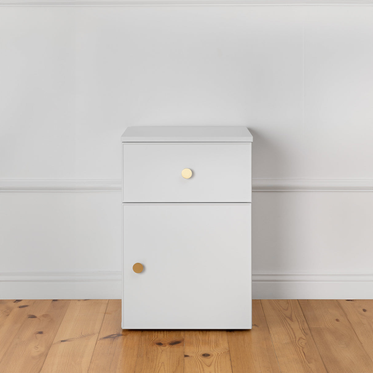 PORTO BEDSIDE TABLE - WHITE - SLIM - ROUND BRASS