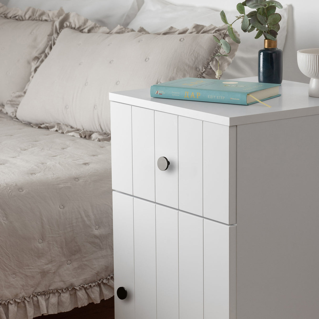 PORTO BEDSIDE TABLE - WHITE - VJ PANEL - ROUND BLACK