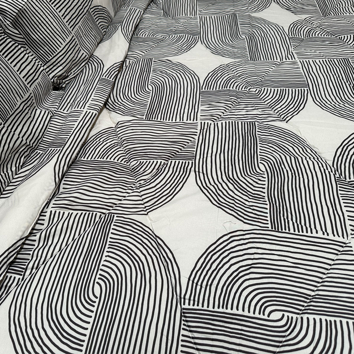 Hotel Living Oscar Curves 3-Piece Lightweight Comforter Set for Queen/King Size