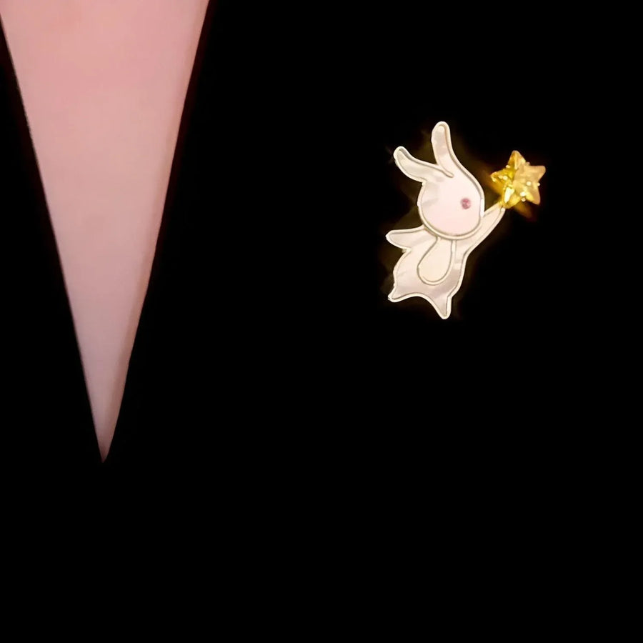 Fashion Unique Shell Rabbit Brooch for Women Versatile Star Accessory Jewelry