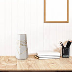 1 White Ceramic Vase with Gold-Coloured Wavy Detail, 13 x 11.5 x 25 cm