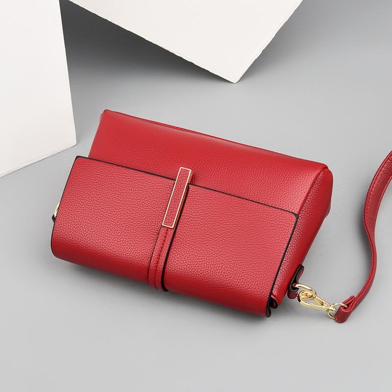 Spacious Women Shoulder Bag For Commuting - Red Wine