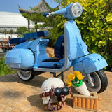 NNEOBA NEW Roman Vespas 125 MOC 10298 Motorcycle City Toys - 45-Degree Angle