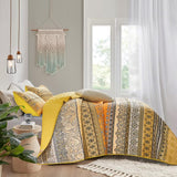 Lively Quilted bedspread and pillowcovers set: Add Vibrancy to Your Room - Queen size - Top-Down View