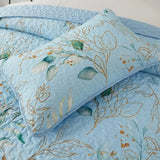 Heavenly Quilted coverlet and pillowcovers set: Cozy and Warm - Queen size - Close-Up Angle