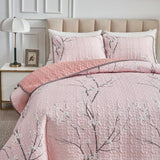 Versatile Quilted Coverlet and Pillowcases Set: Adapts to Every Season - Queen size - Close-Up Angle