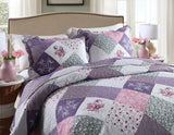 Quaint Quilted bedspread and pillowcovers set: Perfect for a Cozy Retreat - Queen size - Front View