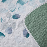 Refreshing Quilted bedspread and pillowcovers set: Cool and Inviting - Queen size - Close-Up Angle