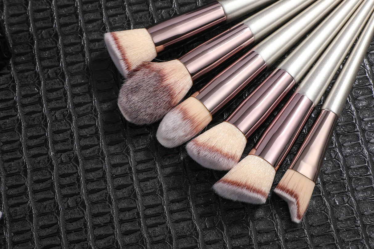 Beige 18-Piece Makeup Brush Set - Professional Synthetic Fiber Brushes with Wooden Handles for Flawless Beauty