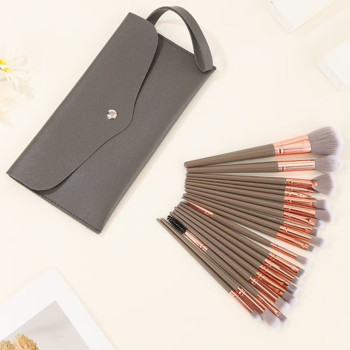 Brown and Glod Complete 20-Piece Makeup Brush Set with Travel Pouch - Professional Synthetic Face & Eye Brushes Kit