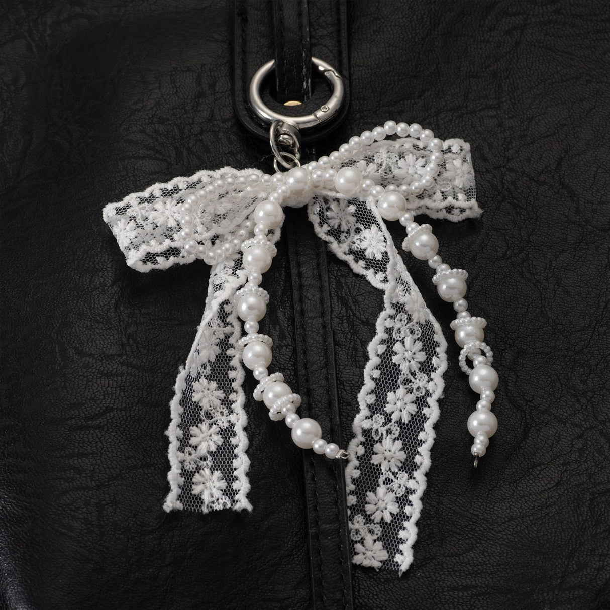 Korean Style Designer Faux Pearl and Fabric Bow Bag Charm Elegant White Ribbon Bow Keychain for Handbags and Car Keys