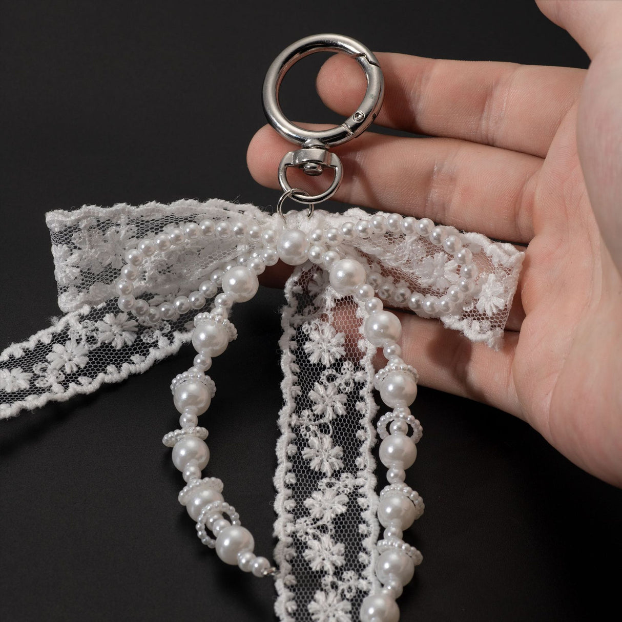 Korean Style Designer Faux Pearl and Fabric Bow Bag Charm Elegant White Ribbon Bow Keychain for Handbags and Car Keys