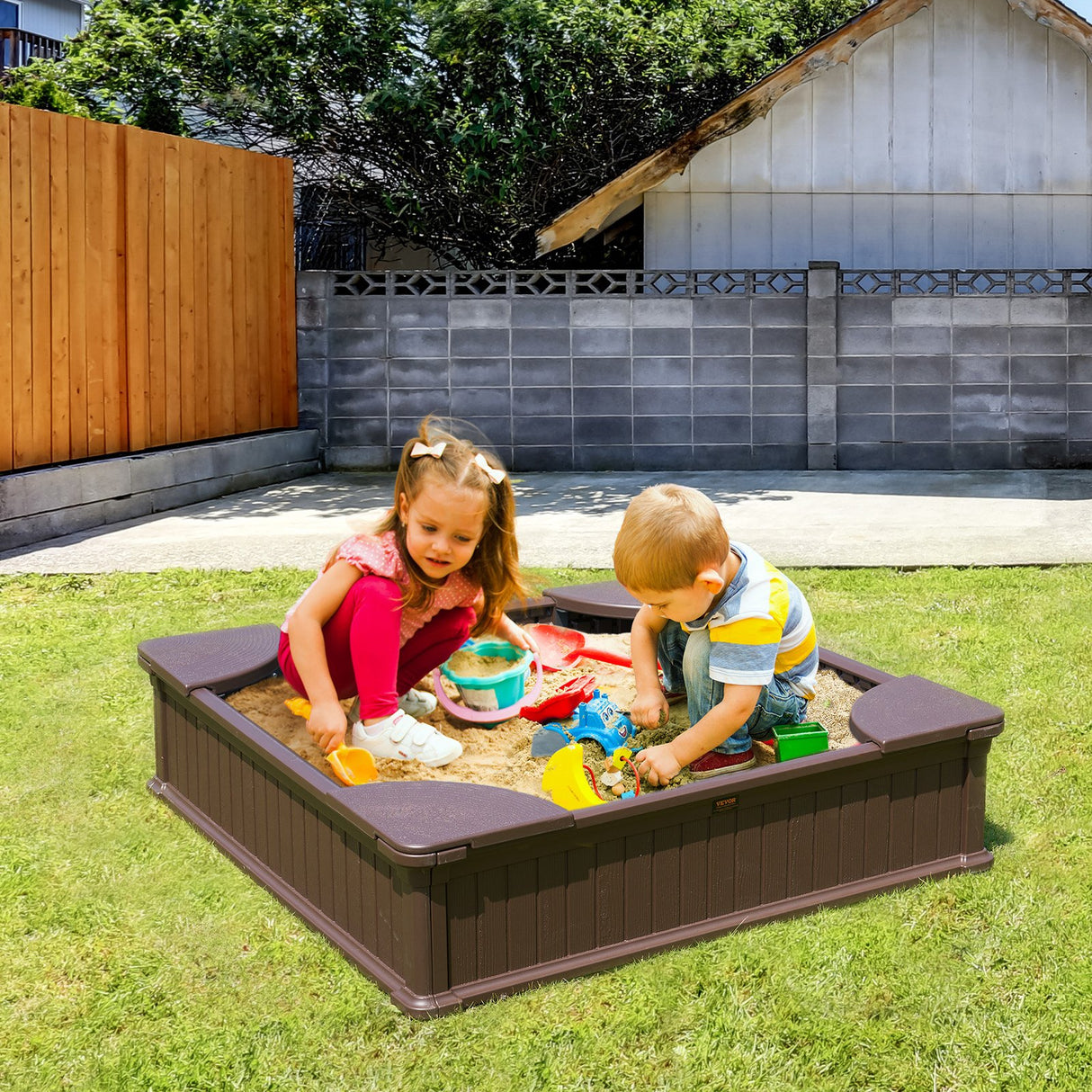 VEVOR Sandbox with Cover, 48.6x48.6x12.4 in Square Sand Box, HDPE Sand Pit with 4 Corner Seating and Bottom Liner, Kids Sandbox for Outdoor Backyard,